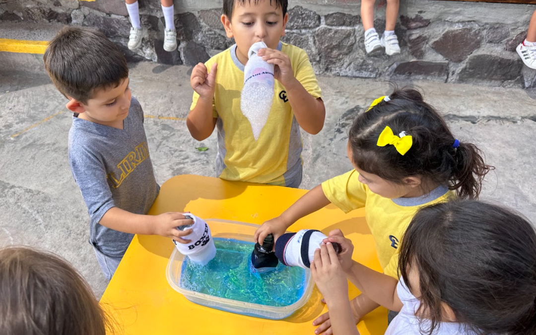 Explorando la Creatividad y la Imaginación en la Jornada Extendida: Aventuras de Bomberos y Burbujas